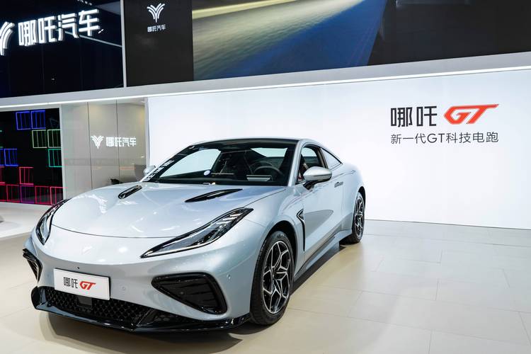 佛山152哪吒汽车在智能汽车领域的表现，领途汽车在新能源汽车市场中的影响力